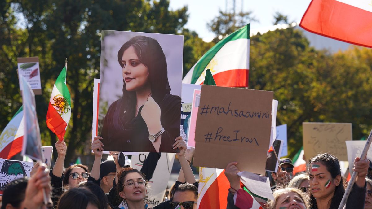Zemřela, protože se „špatně“ oblékla. Europoslanci ocenili íránskou hrdinku